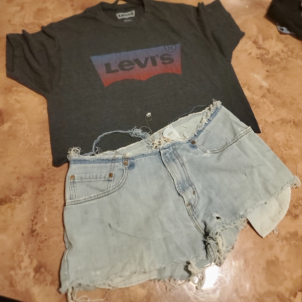 Levi's Crop top & Levi's Short Shorts